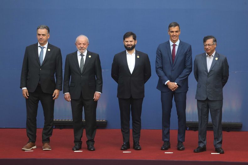 19434 boric democracia.jpg
