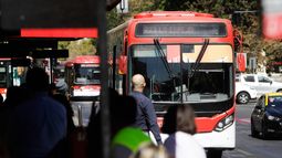Paradero del Transantiago con personas esperando micro por dichos de ministro Louis de Grange - Agencia Uno Paradero del Transantiago con personas esperando micro por dichos de ministro Louis de Grange - Agencia Uno