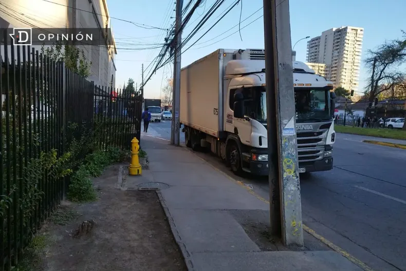 25449 camion fuera del mall de cencosud en grecia con macul.webp