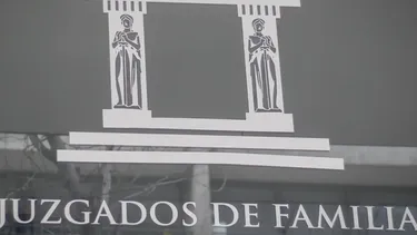 Padre entregaba pensión de $339 mil a hija de 37 años con trabajo estable y fue a juicio: Justicia ordenó cesar pagos