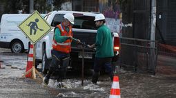 Rotura de matriz en Recoleta: Cortes de agua hasta el martes y 34 puntos de abastecimiento