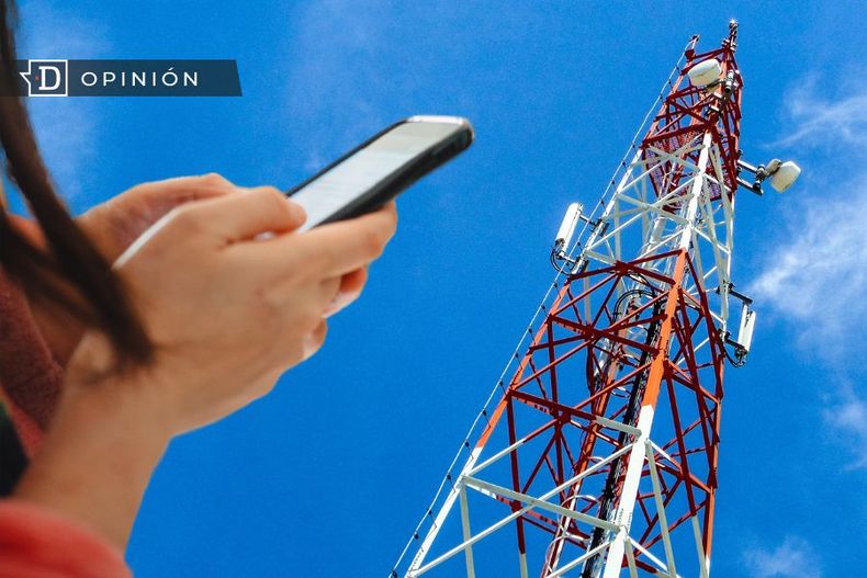 1509 persona con un celular y una antena de comunicacion de fondo.jpg