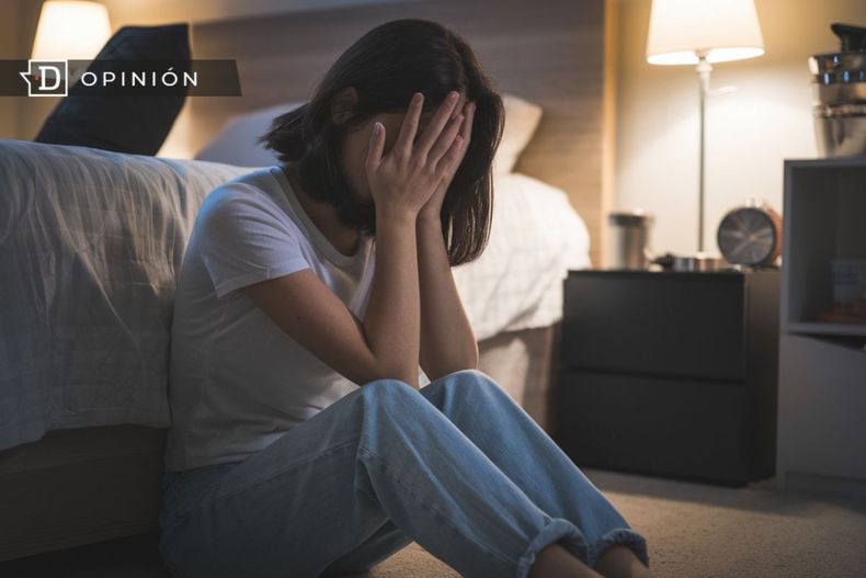 6952 mujer cubriendose el rostro con las manos y apoyada contra l.jpg