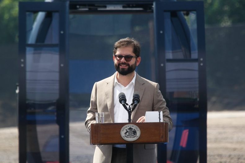 Gabriel Boric en el inicio de obras del Teleferico Bicentenario scaled e1703090264481.jpeg