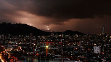 Vuelve la lluvia a la Región Metropolitana: Podría repetirse evento de tormentas eléctricas