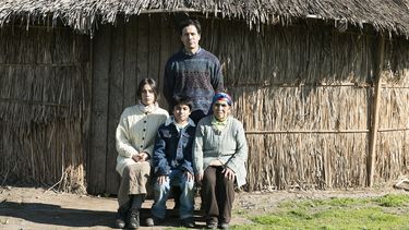 Obra de teatro “Ñuke, una mirada íntima hacia la resistencia mapuche” se presentará en La Araucanía, el Biobío y Santiago