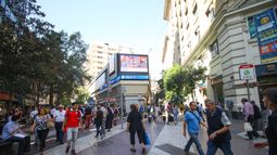 Gente caminando en el Paseo Ahumada / Crédito: Agencia Uno