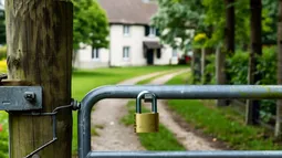 Pensionado de 79 años denunció que su primo cerró con candado el único camino a su casa: Corte ordenó restablecer acceso