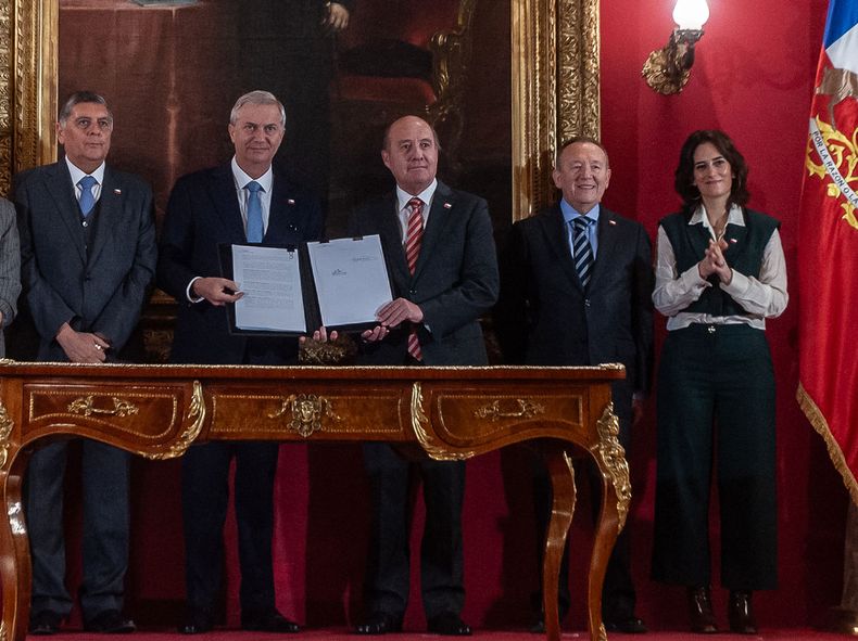 José Antonio Kast firma Ley de Responsabilidad Parental - Agencia Uno