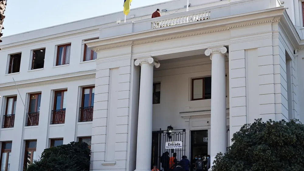 Conflicto de interés en Municipalidad de Ñuñoa: Contraloría inicia sumario disciplinario contra administrador Tomás Fuentes