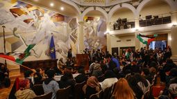 FECH sin quorum, tomas por Palestina y funcionarios en huelga: Las crisis en Universidad de Chile