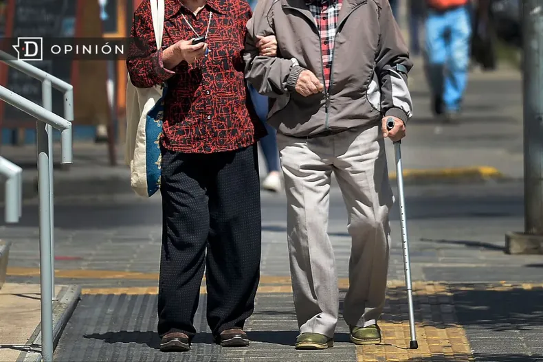 18380 imagen de dos adultos mayores caminando.webp