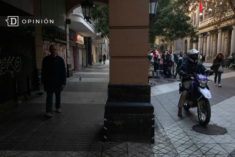 17401 imagen de gente y seguridad municipal en paseo ahumada.webp
