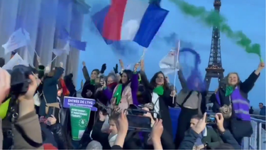 Francia se convierte en primer país en blindar derecho al aborto en su constitución a días del 8M
