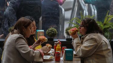 Comida rápida en Chile: 8 de 10 personas se alimenta con ella y gasta por transacción $7.843