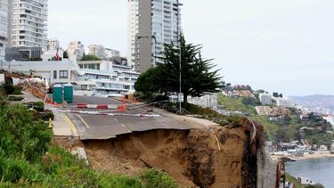 Reportan nuevo deslizamiento de tierras en Viña junto a socavón de edificio Kandinsky