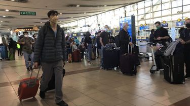 Multan a dos aerolíneas por viajes de pasajeros con Covid-19 en pandemia: Más de $40 millones