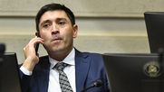 El senador Miguel Angel Calisto habla por telefono durante la sesion en sala del Senado - Agencia Uno
