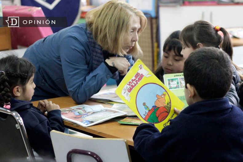 8289 imagen de una profesora con alumnos de educacion basica.jpg