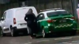 Mujer subiendo a patrulla de Carabineros - Captura de video Mujer subiendo a patrulla de Carabineros - Captura de video