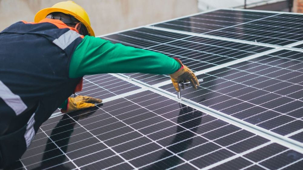 Edify explica cómo funcionan la energía solar con almacenamiento, su costo de instalación, el ahorro en las cuentas y su aporte a la reducción de emisiones.