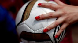 El firme compromiso de una mujer con el sueño deportivo de su hija: El fútbol es su pasión, ¿cómo no apoyarla?