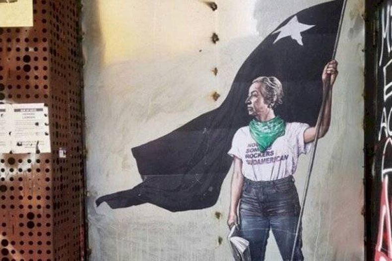 Gabriela Mistral en muro del GAM tras el estallido social.jpg