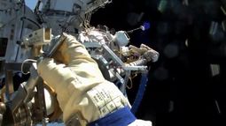 Cosmonautas rusos concluyen caminata espacial para preparar llegada del Naúka