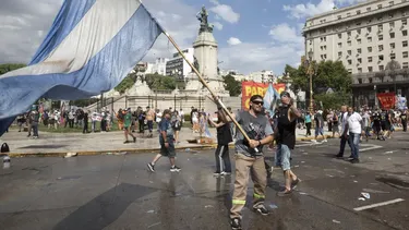 Milei logra hacer avanzar la reforma laboral en una semana salpicada de viejos temas: inflación y corrupción