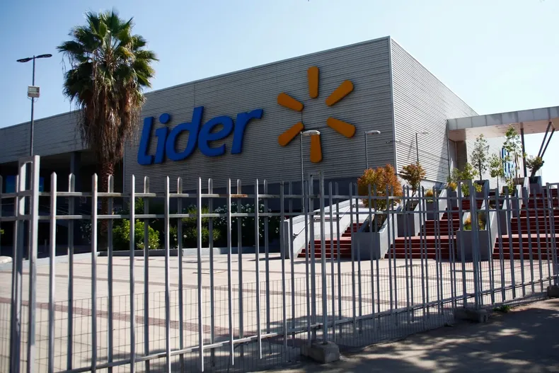 fue a comprar a un lider en cerrillos y le robaron su auto corte ordena a supermercado pagarle 58 millones.webp