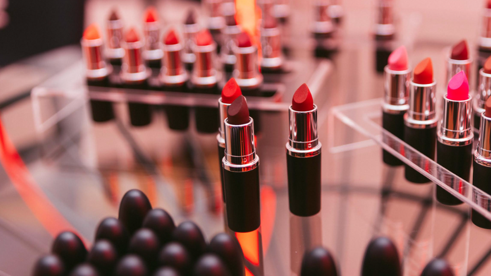 Marca de cosmética celebra 40 años y regala en un día 15 mil labiales en todo Chile