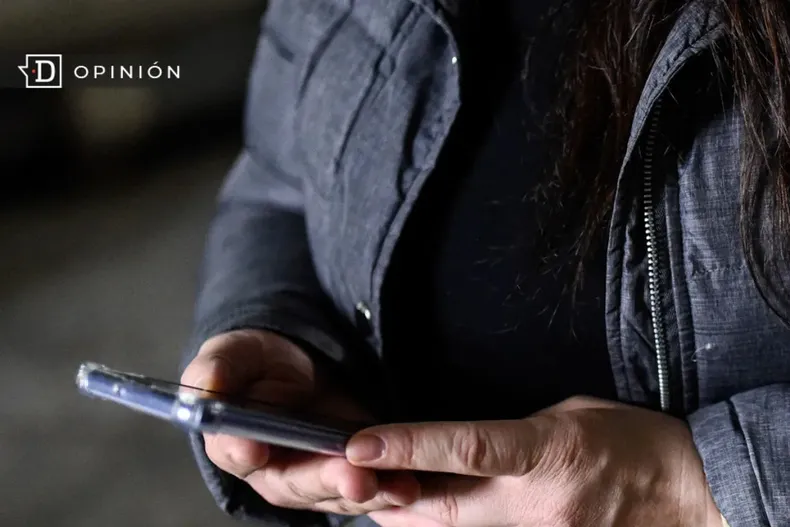 30437 persona mirando el celular.webp