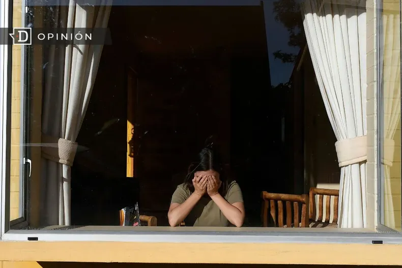 24164 mujer en una ventana cubriendose el rostro.webp