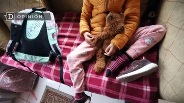 El Desconcierto | 17340 imagen de un nino con un peluche en un sofa.webp