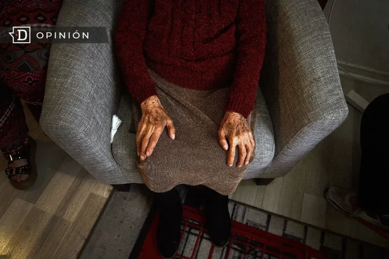 20713 persona mayor sentada en un sofa.webp