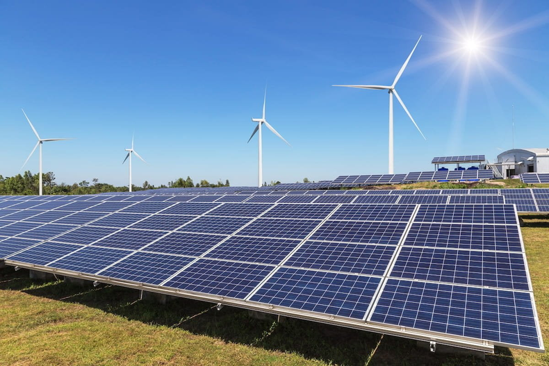 Empresas apuestan por uso paneles solares para reducir contaminación y costos operacionales.