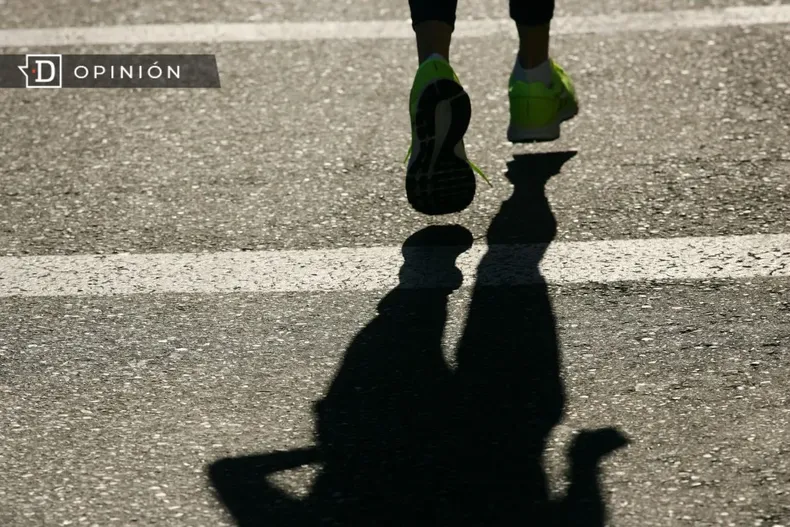 24217 la sombra de una persona corriendo.webp