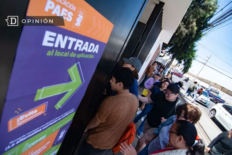 29247 jovenes entrando a un colegio a dar la paes.webp