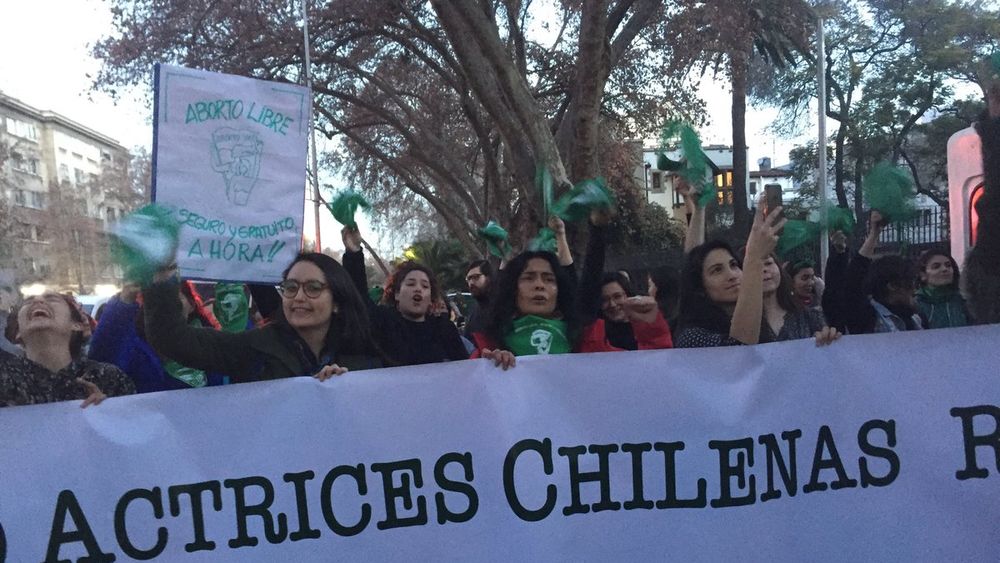 FOTOS| #Abortolegalya Masiva convocatoria alcanza pañuelazo internacional en la embajada de Argentina en Santiago