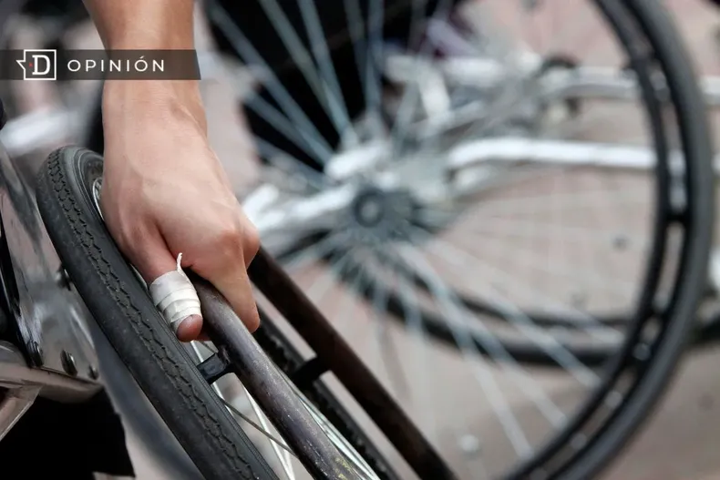 10773 una mano moviendo una silla de ruedas.webp