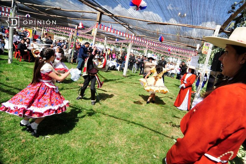 4703 gente bailando cueca con trajes tipicos.jpg