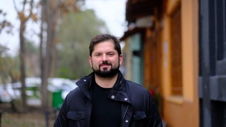 gabriel boric en una calle 1024x576 1 e1639408389542.jpeg