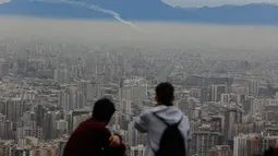 Mineras y energía en el norte, transporte en Santiago y leña en el sur: Las fuentes que ensucian el aire en cada zona de Chile