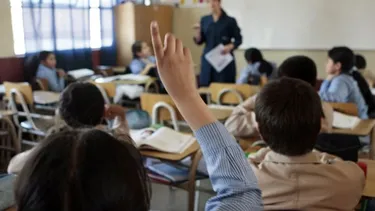 Padre retiró a hija a mitad de ciclo escolar y colegio cobró año completo: Corte ratifica ilegalidad y multa con $3 millones