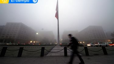 Niebla densa cubre Santiago: Visibilidad reducida provoca accidentes y temperaturas caen a 17°C