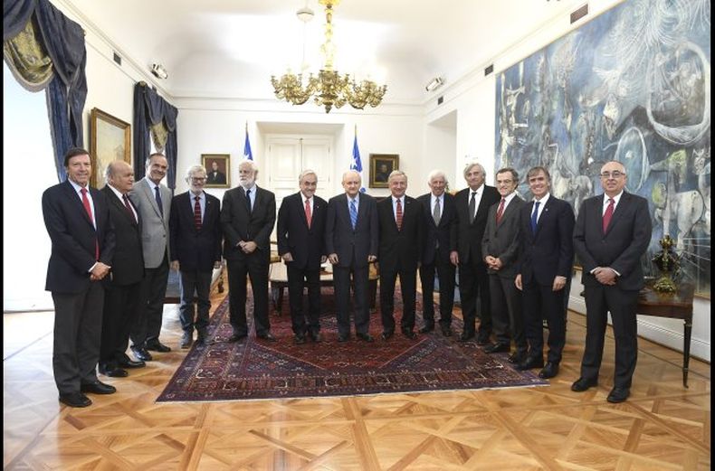 Pinera y ex ministros de Concertacion y derecha.jpg