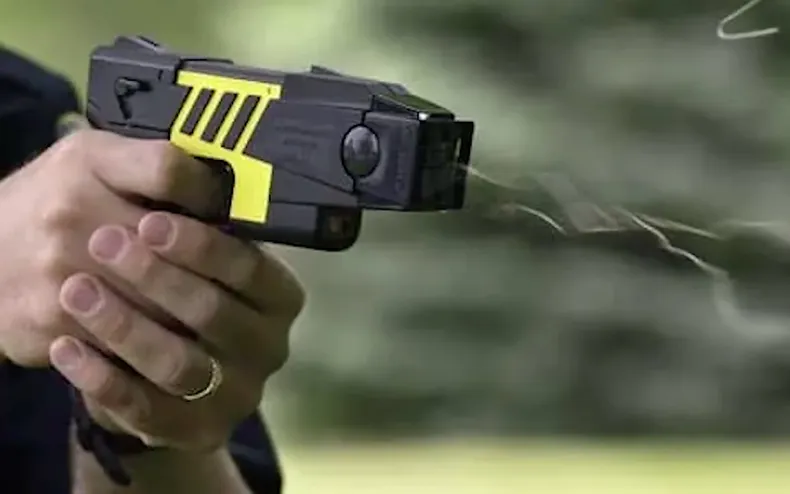 11739 pistola taser.webp