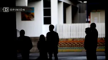 El Desconcierto | 22771 siluetas de personas en la entrada de un colegio.webp