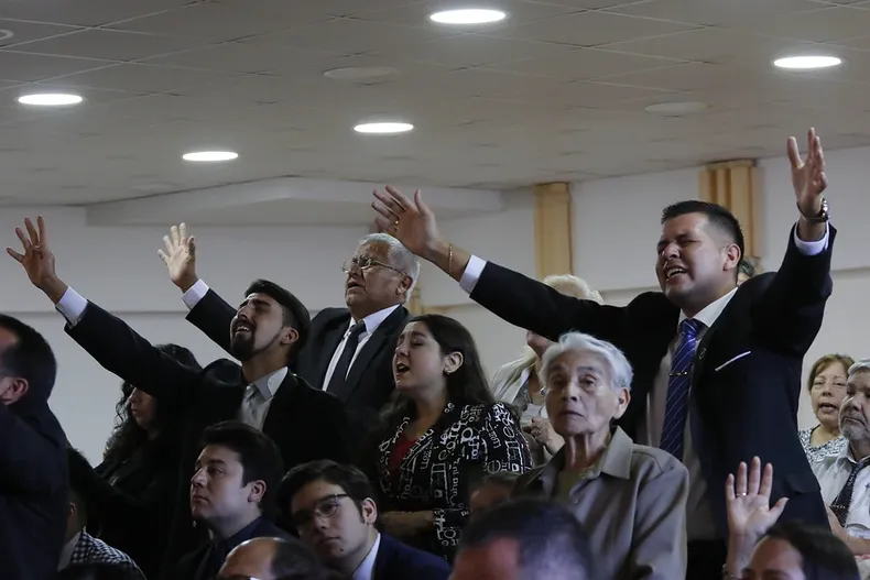 con fallo vecina logra bajar volumen de cultos nocturnos de iglesia evangelica  denuncio por 3 anos ruidos molestos.webp