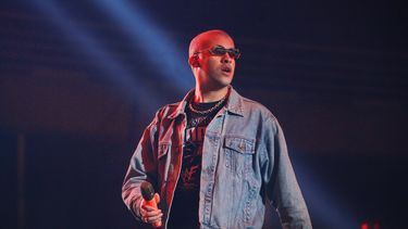 Acusa discriminación por ser hombre: Bad Bunny quiso hacerse las uñas y salón de belleza no lo atendió